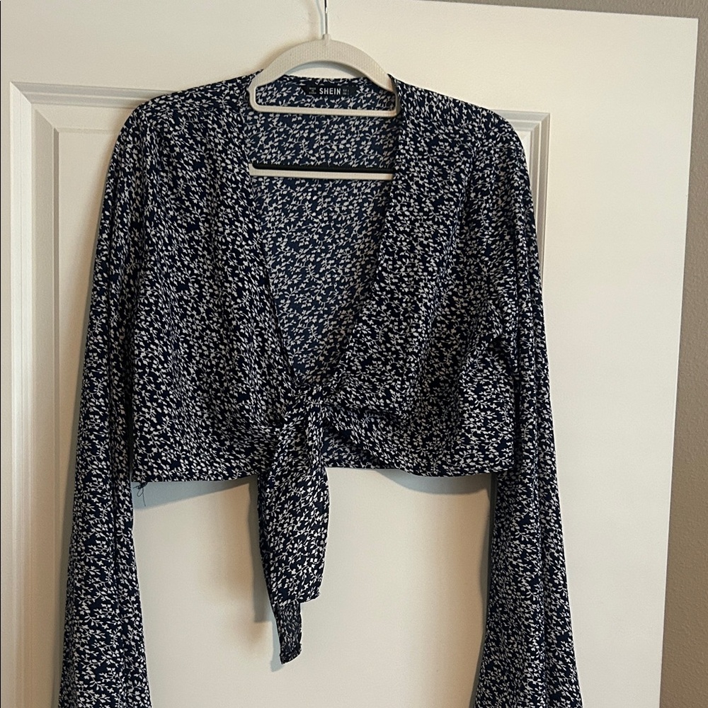 SHEIN Navy White Ditsy Tie-Front Crop Top